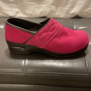 Pink Suede closed back clog size 9 ( but fit like an 8)